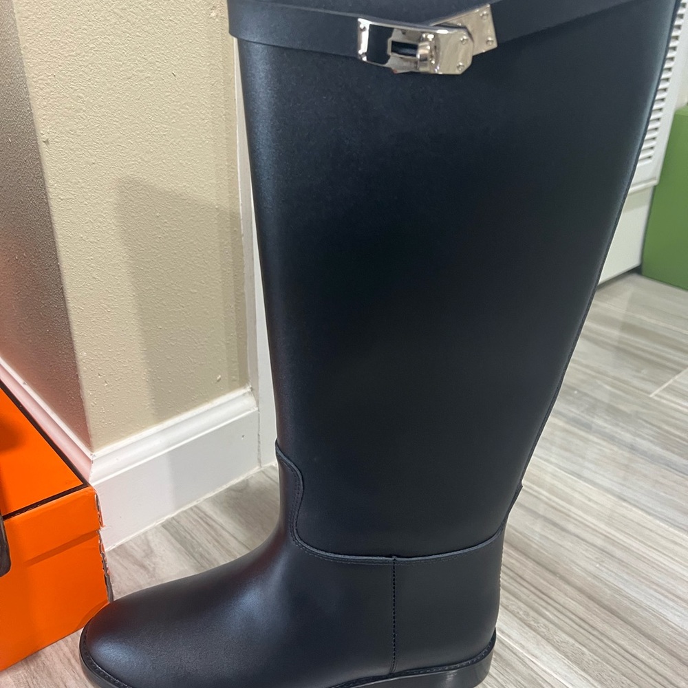 Sleek Black Women's Winter Boots